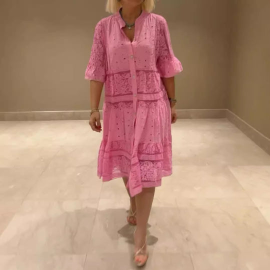 Damen nan romantisches Midikleid mit Broderie-Anglaise, durchgeknöpftem Oberteil, Stehkragen, halblangen Volantärmeln und stufigem Saum R&B