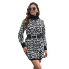 Damen Strickkleid mit hohem Kragen und strukturiertem Muster R&B