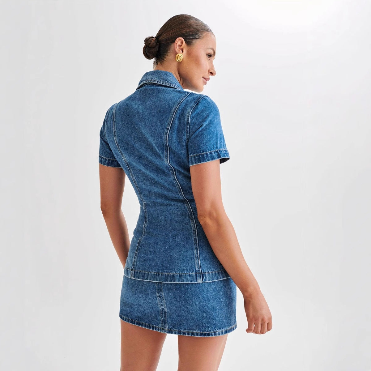 Damen Denim-Kleid im modernen Hemd-Stil mit tailliertem Schnitt und kurzen Ärmeln R&B