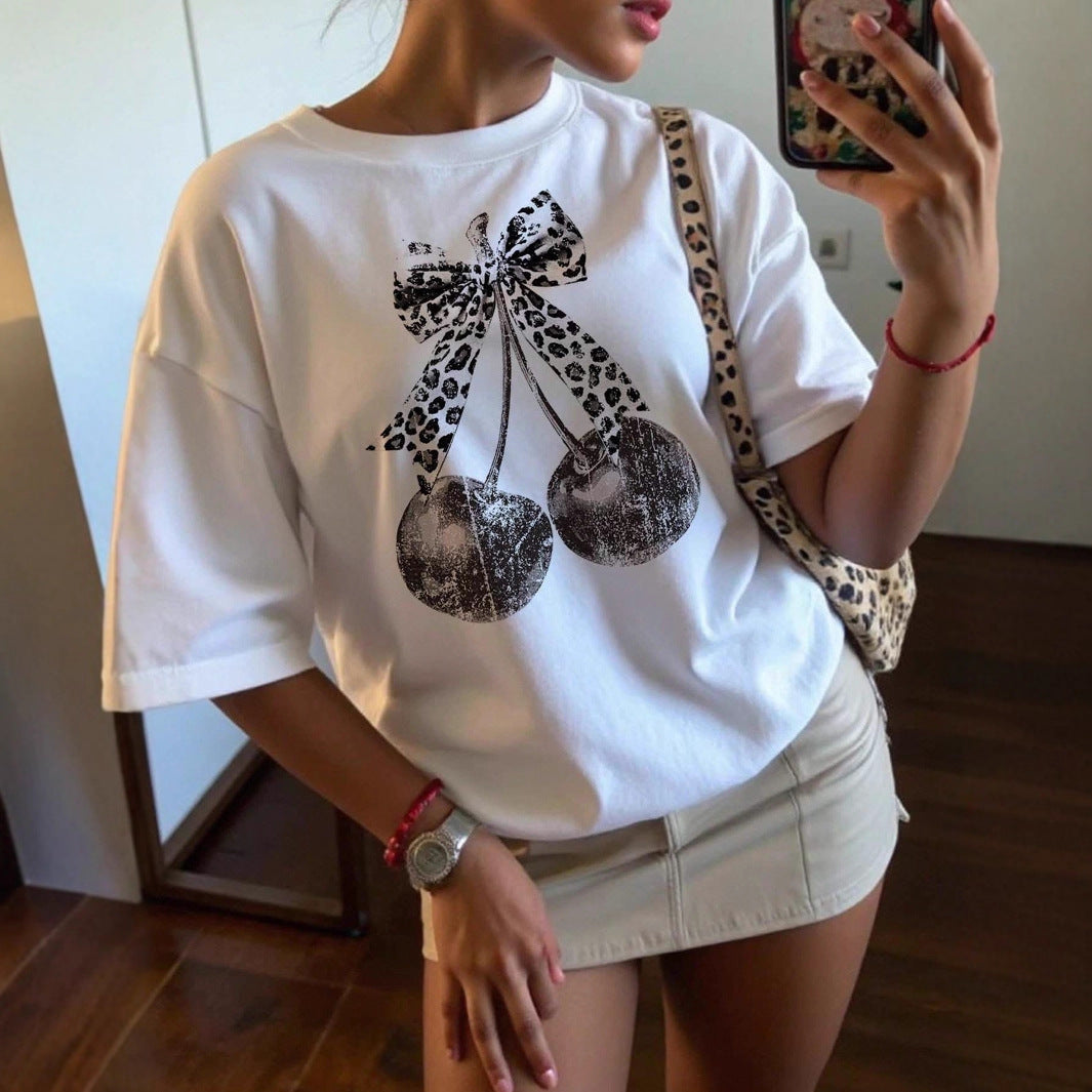 Damen T-Shirt mit kreativem Kirschmotiv und Leopardenband R&B