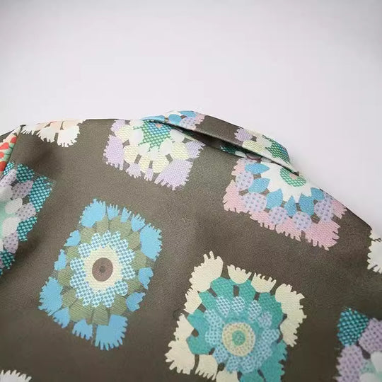Damen Bunte Blumenjacke mit praktischen Taschen und Knopfdetails R&B