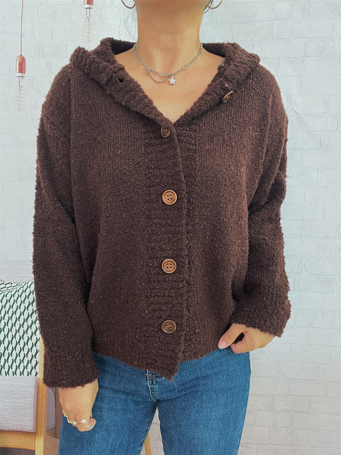Damen kuschelige Strickjacke mit Kapuze und Knopfdetails R&B
