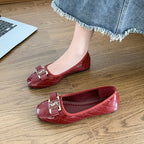 Damen elegante Ballerinas mit glattem Lackfinish und auffälligem Logo R&B
