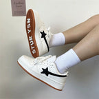 Damen Sneakers im zeitgenössischen Design mit atmungsaktiver Oberflächenstruktur und Gummisohle