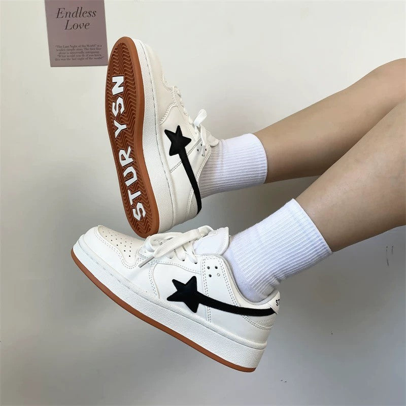 Damen Sneakers im zeitgenössischen Design mit atmungsaktiver Oberflächenstruktur und Gummisohle