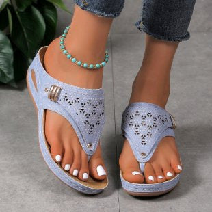 Damen nan bequeme Zehentrenner-Sandale mit ergonomischem Komfortfußbett und dekorativer Perforation R&B