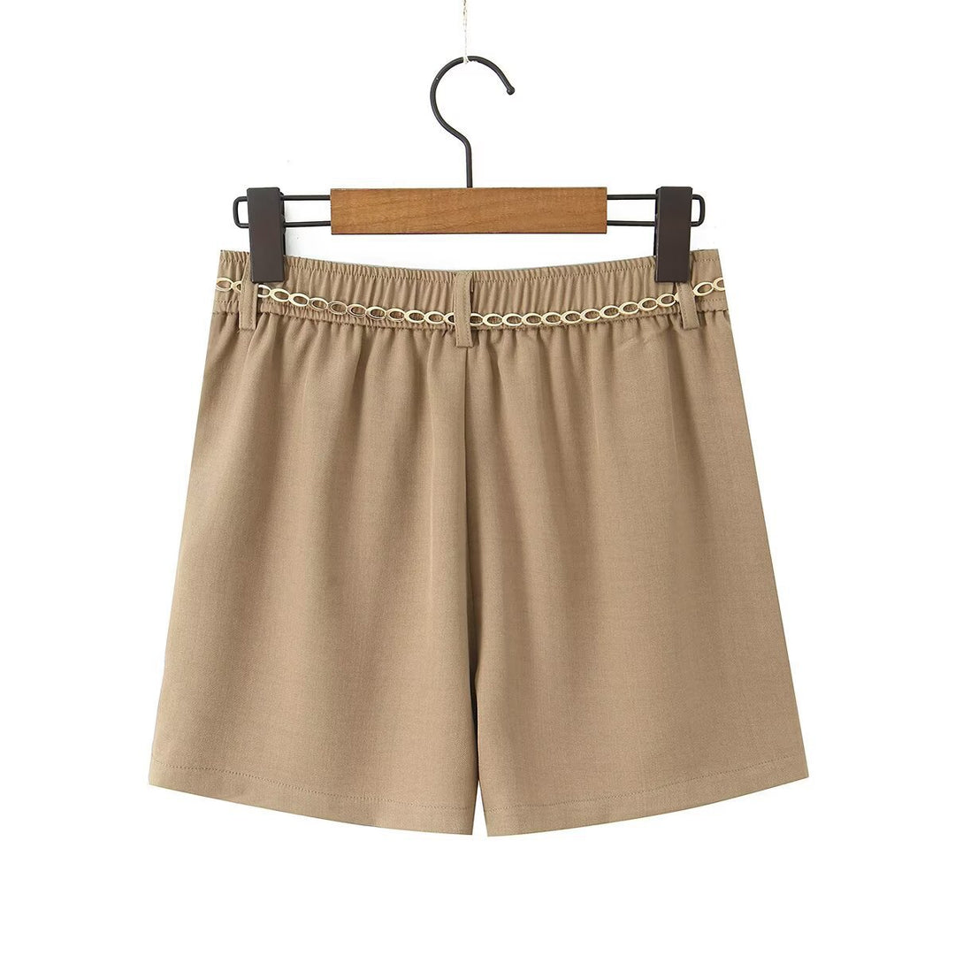 Damen elegante Shorts mit dekorativer Kette und feinen Falten R&B