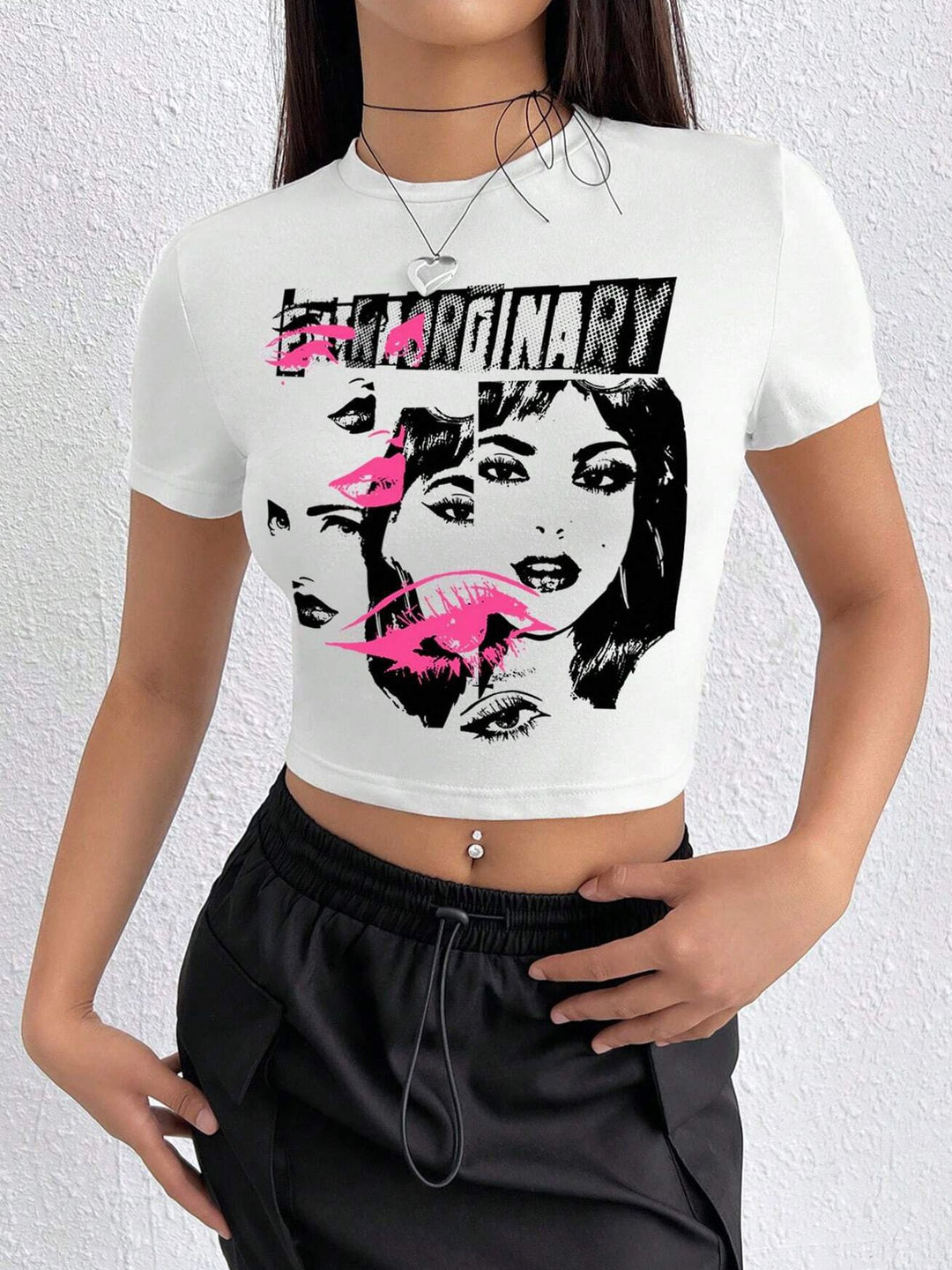 Damen Crop-T-Shirt mit inspirierendem Aufdruck und figurbetontem Schnitt R&B