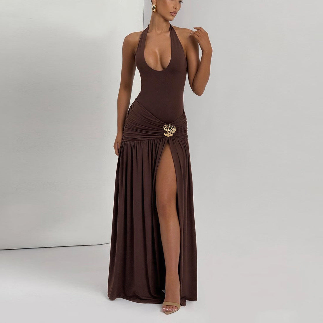 Damen Maxi-Kleid mit eleganten Raffungselementen und aufwendiger Brosche R&B