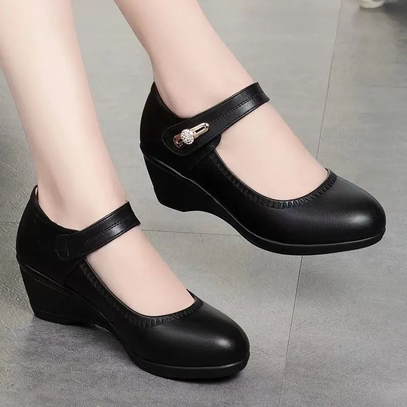Damen elegante Mary Jane Wedges mit verstellbarem Riemen und dekorativem Detail R&B