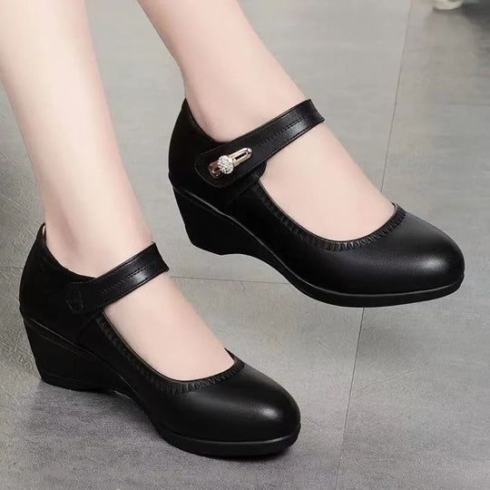 Damen elegante Mary Jane Wedges mit verstellbarem Riemen und dekorativem Detail R&B