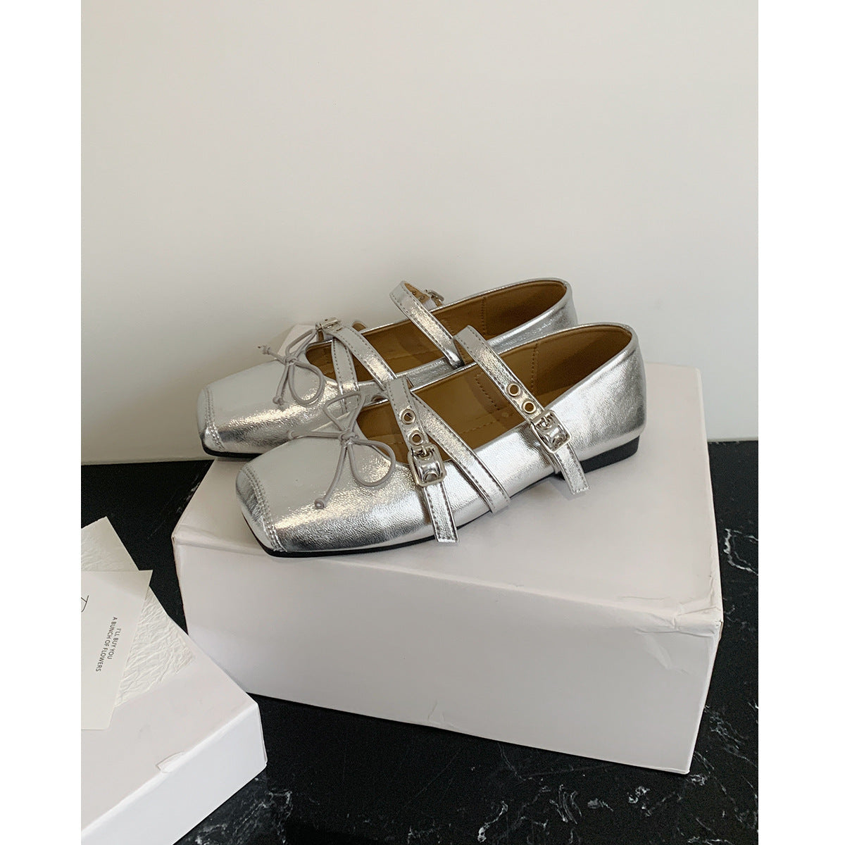 Damen Ballerinas mit modischen Schnallen und schimmerndem Obermaterial