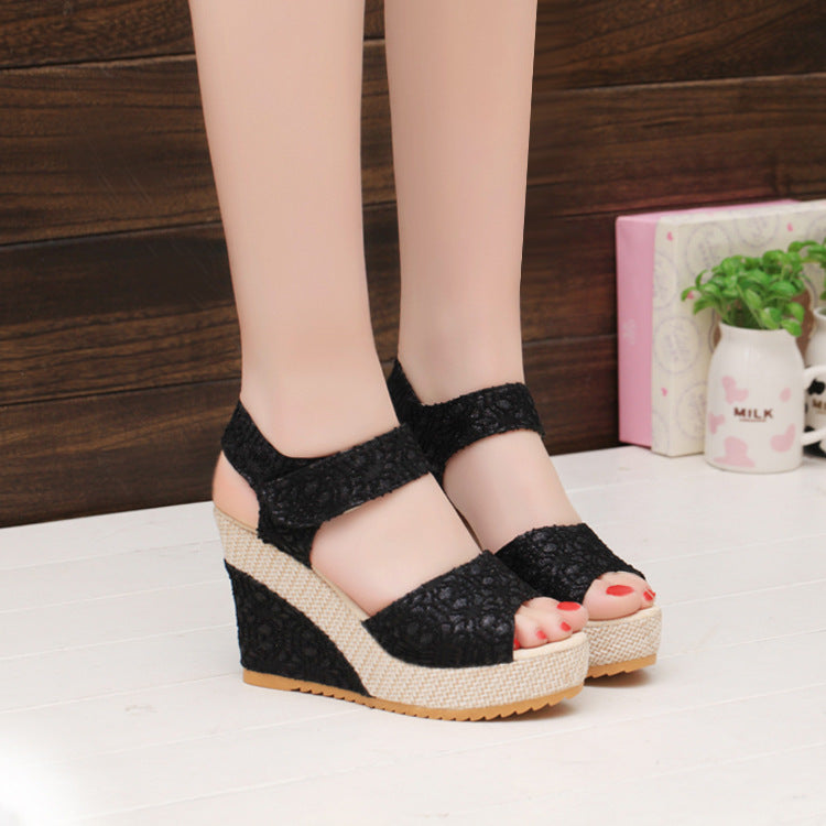 Damen Wedge-Sandalen mit floralem Spitzen-Design und bequemem Fußbett R&B