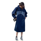 Damen Hoodie-Kleid mit modischem Aufdruck und seitlichen Schlitzen