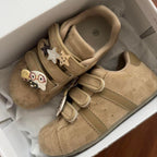 Damen Sneaker mit verstellbarem Klettverschluss und verspielten Applikationen