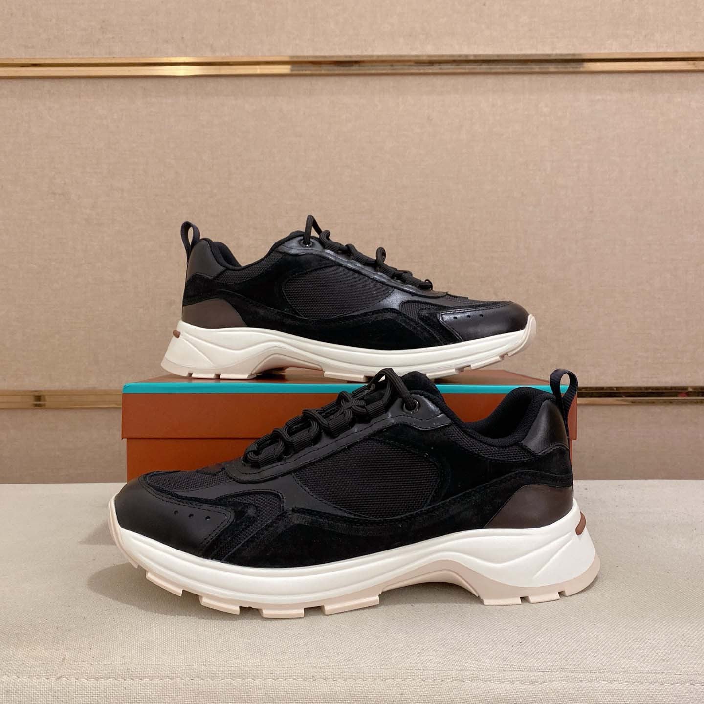 Damen sportive Freizeitsneakers mit atmungsaktiver Oberflächenstruktur und dämpfender Sohle R&B