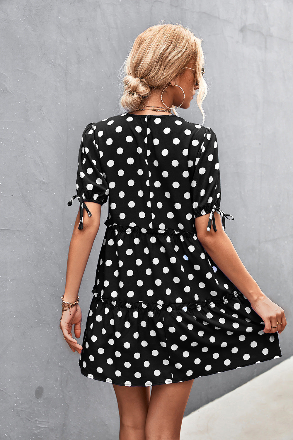 Damen Freizeitkleid mit voluminösen Rüschendetails und Polka-Dots R&B