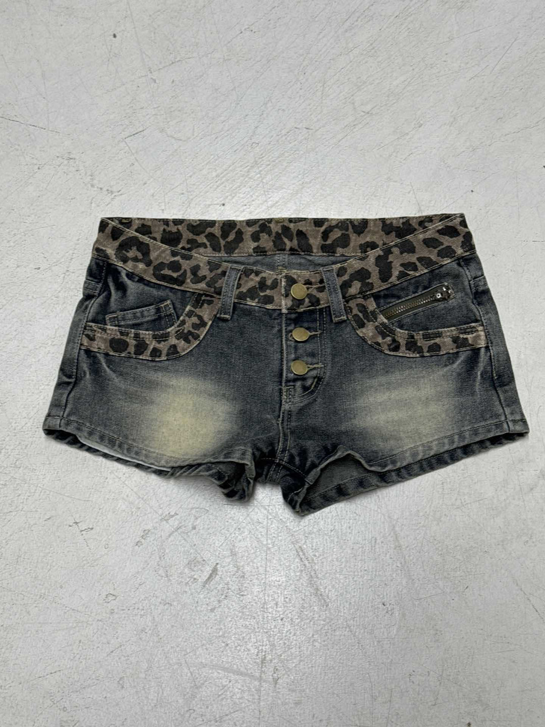 Damen Shorts im modischen Leopardenmuster mit dekorativen Knopfdetails R&B