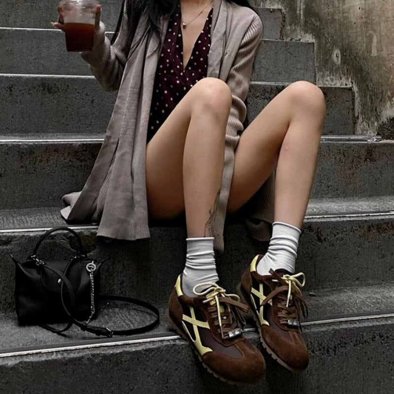 Damen Sneakers im Retro-Stil aus hochwertigem Wildleder mit einzigartigem Schnürdesign R&B