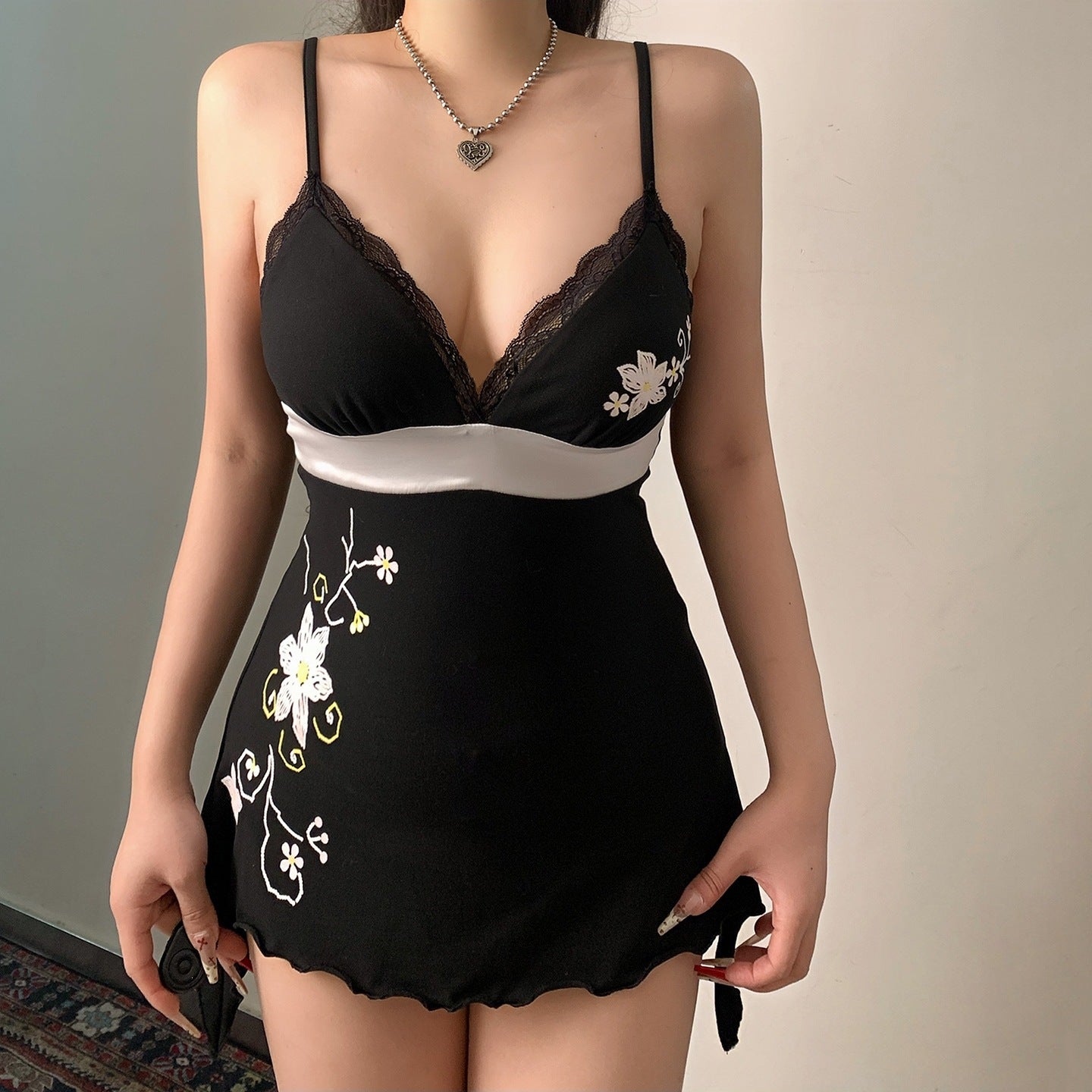 Damen Nachthemd mit floralen Stickdetails und Spitzenverarbeitung R&B