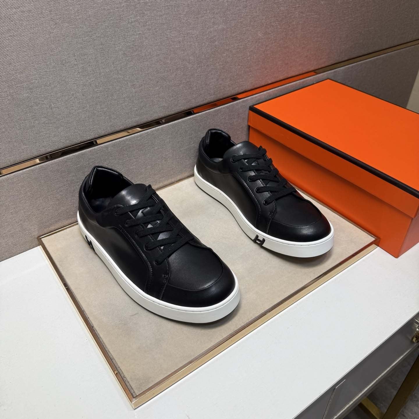 Damen sportliche Sneakers aus edlem Kunstleder mit rutschfester Sohle R&B