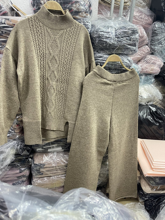 Damen eleganter Strickanzug mit hohem Kragen und farbenfrohem Muster R&B