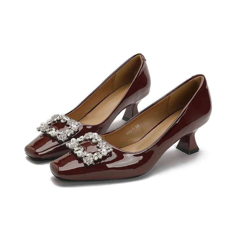 Damen elegante Pumps mit funkelndem Schmuckdetail