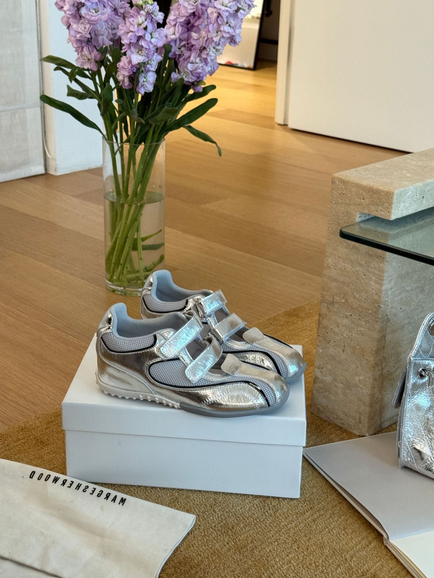 Damen Sportliche Klettverschluss-Sneaker mit atmungsaktiver Netzstruktur und glänzender Oberfläche