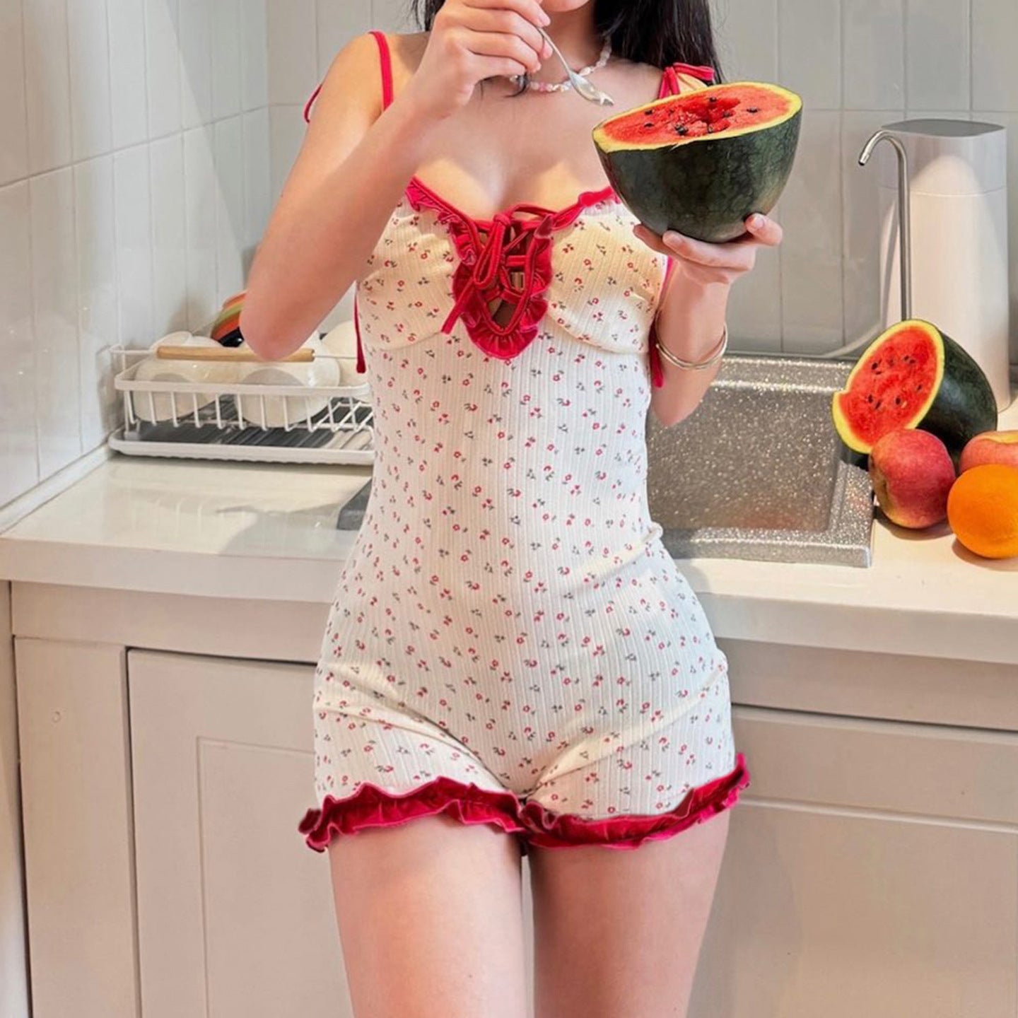 Damen verspielter Jumpsuit mit floralen Akzenten und Rüschendetails R&B