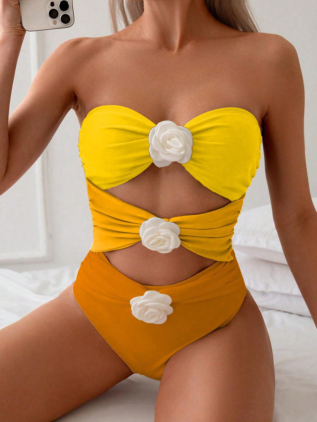 Damen Bandeau-Badeanzug mit eleganten Rüschen und floralen Akzenten R&B