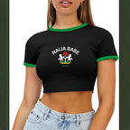 Damen Crop-Top mit kreativem Aufdruck und kontrastierenden Ärmelsäumen R&B