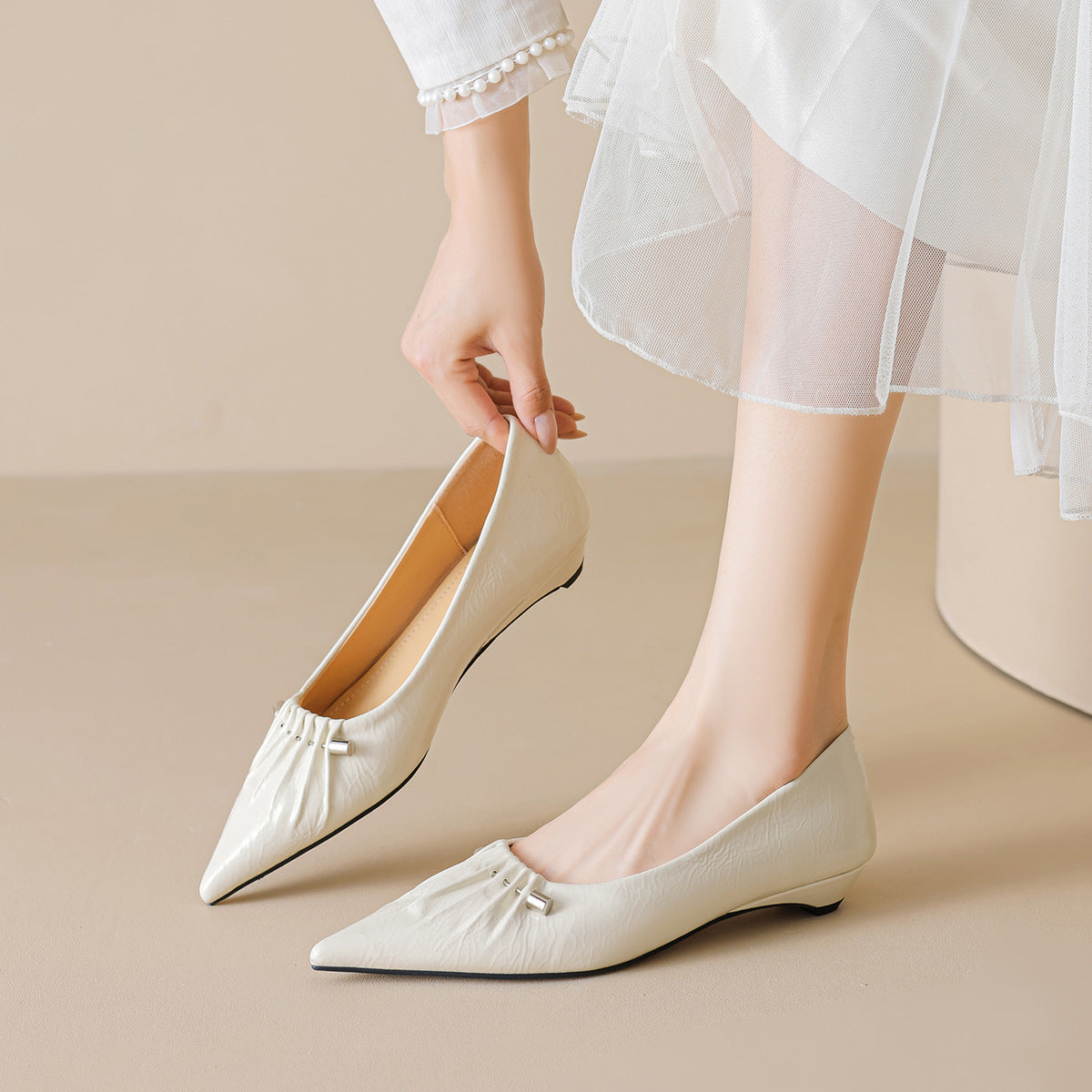 Damen spitz zulaufende Ballerinas mit dekorativem Faltendesign und metallic Akzent