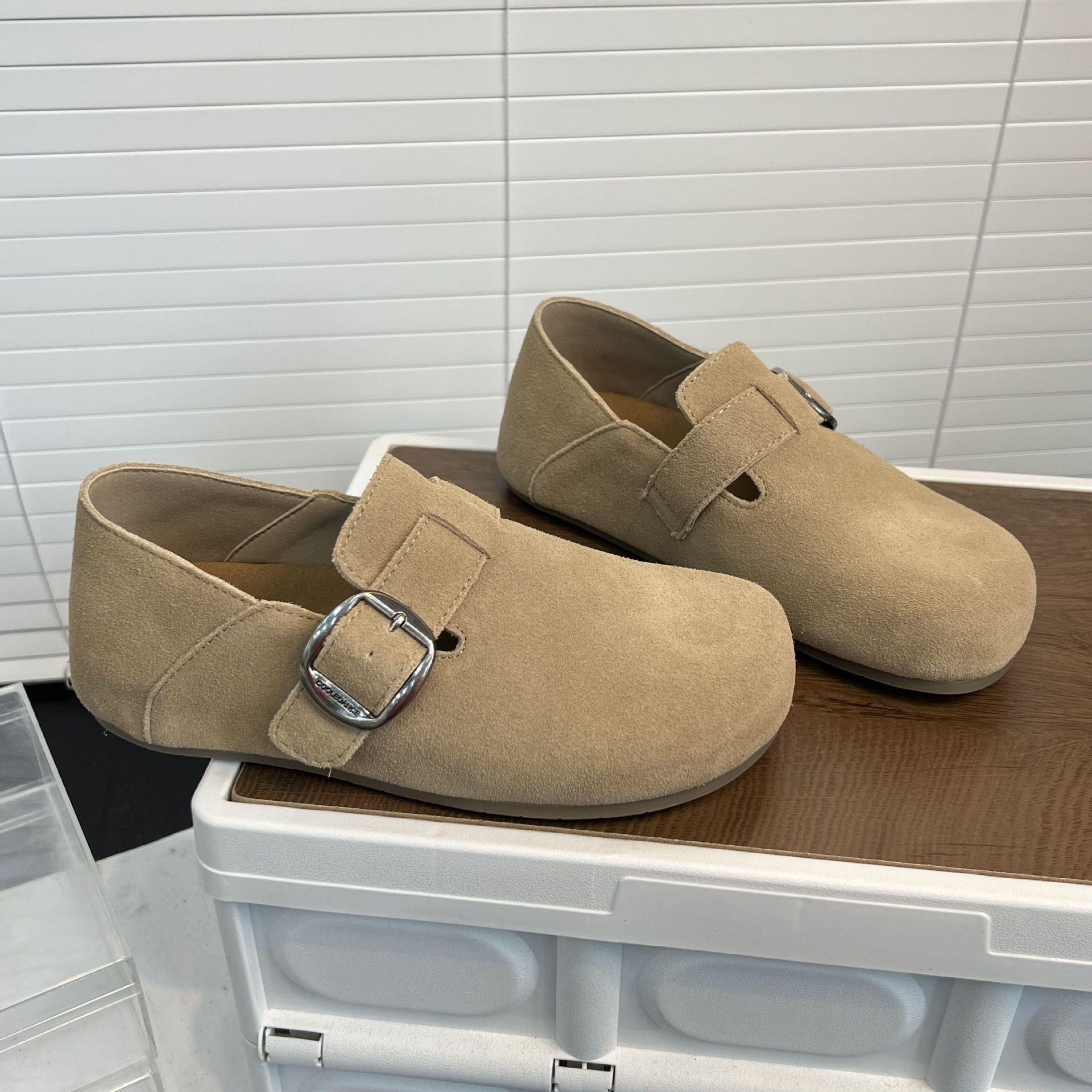 Damen Komfortable Clogs aus feinem Wildleder mit dekorativem Schnallenverschluss R&B
