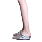 Damen Elegante Mules mit dekorativem Riemen und modischen Metallakzenten