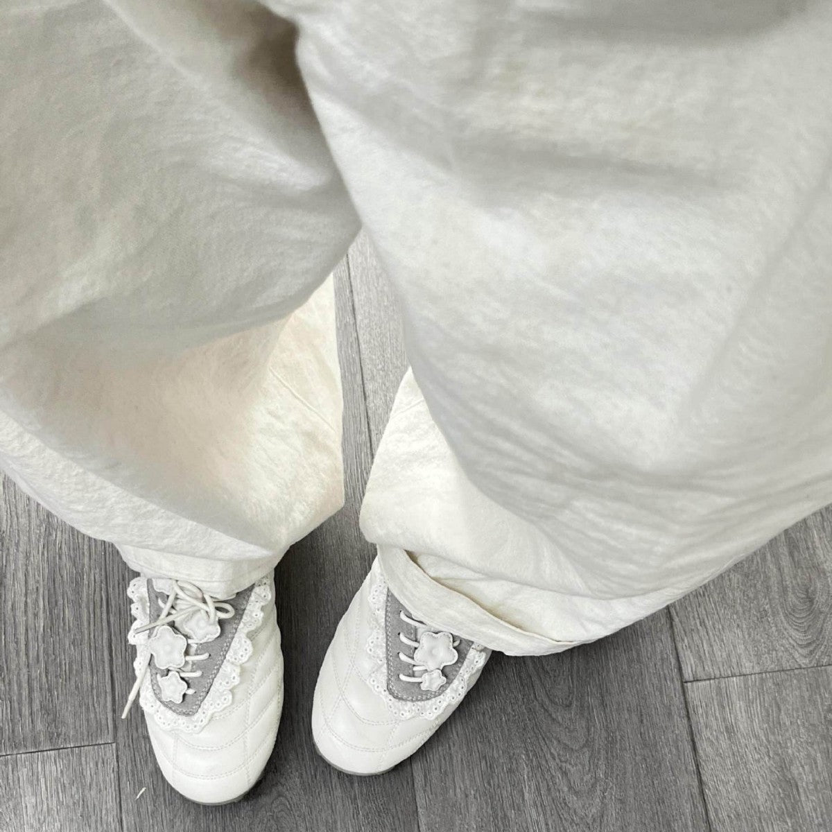 Damen Sneaker mit romantischem Spitzendetail und sportlichem Design R&B