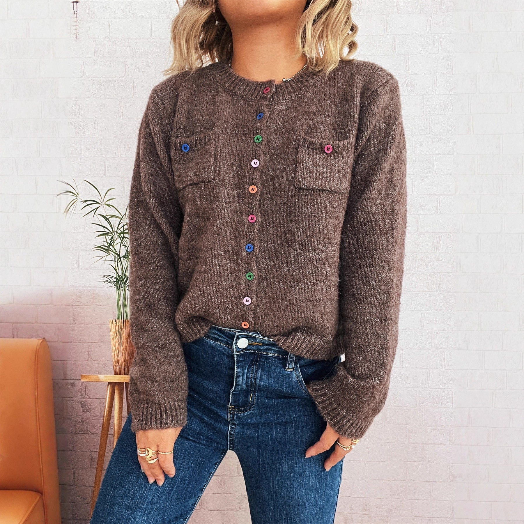 Damen Strickjacke mit bunten Knopfdetails und praktischen Taschen R&B
