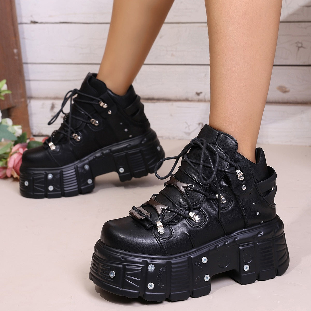 Damen Trendige und auffällige Sneakers mit modischen Details R&B
