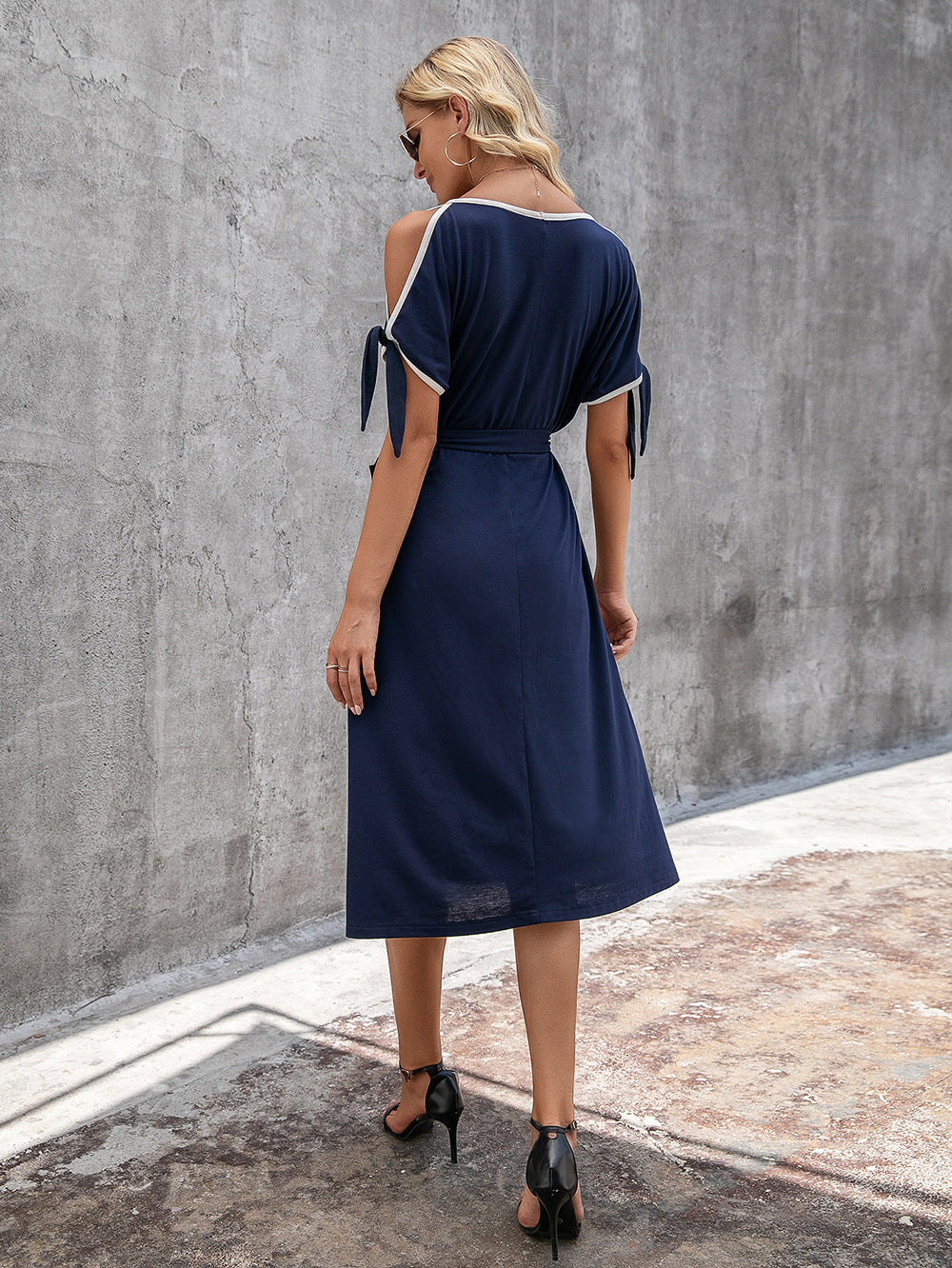 Damen lässiges Midikleid mit taillierbarem Gürtel und Schleifendetails R&B