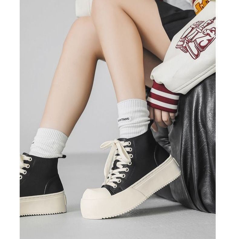Damen Hohe Plattform-Sneaker mit modernem Design und robustem Profil