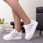 Damen Sneakers mit filigranem Spitzenmuster und rutschfester Sohle R&B