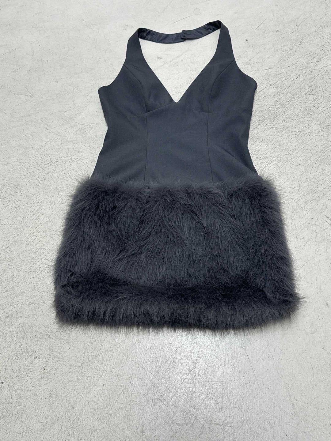 Damen elegantes Kleid mit tiefem Ausschnitt und luxuriöser Kunstfellverzierung R&B