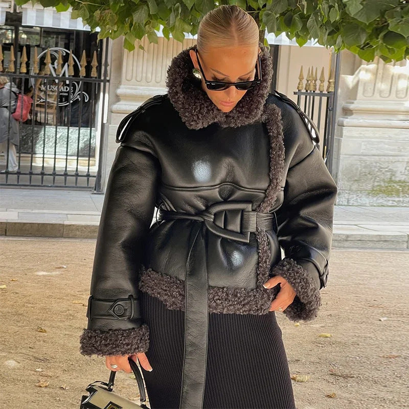Damen Modische Kunstlederjacke mit kuscheligem Fellkragen und tailliertem Gürtel R&B
