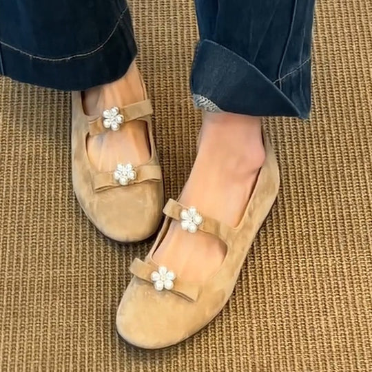 Damen Ballerina-Schuhe mit dekorativem Blumenakzent und flexiblem Riemchen R&B