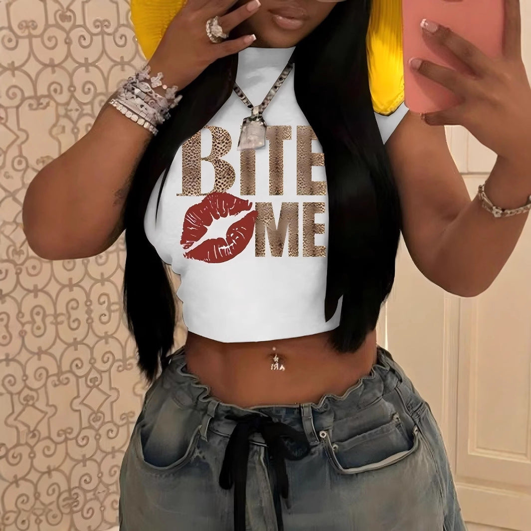 Damen Crop-Top mit glitzerndem Lippenmotiv und künstlerischem Schriftzug R&B