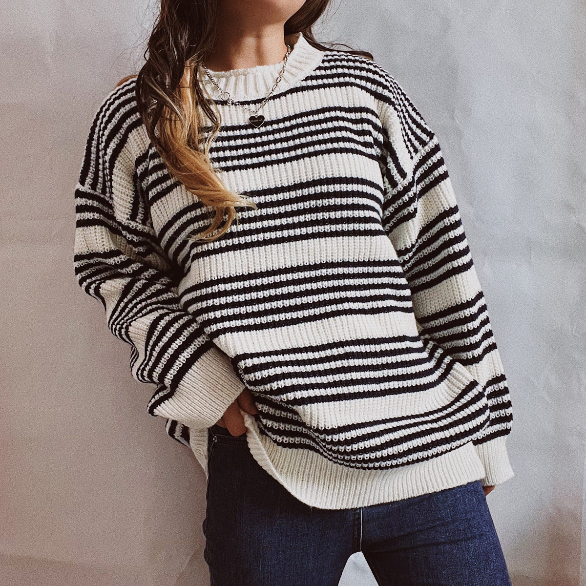 Damen lässiger Strickpullover mit breiten Streifen und überschnittenen Schultern R&B