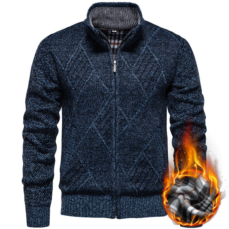 Herren Strickjacke mit modernem Zopfmuster und hohem Kragen R&B