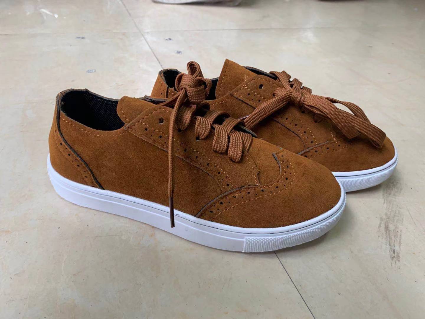 Damen modische Sneakers mit eleganten Details R&B
