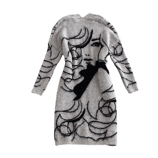 Damen Strickkleid mit kunstvollem Grafikdesign und elegantem V-Ausschnitt R&B