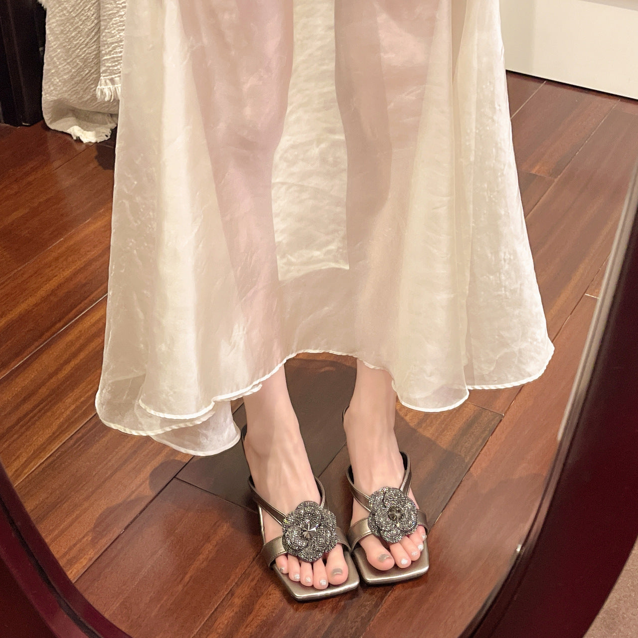 Damen elegante Mules mit einem glamourösen Blumen-Akzent und komfortablem Absatz R&B