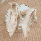 Damen elegante Spitzen-Pumps mit floralem Akzent und Perlenschmuck
